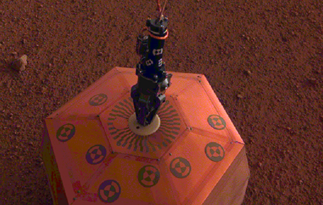 تثبيت جهاز قياس شدة الزلازل على سطح المريخ